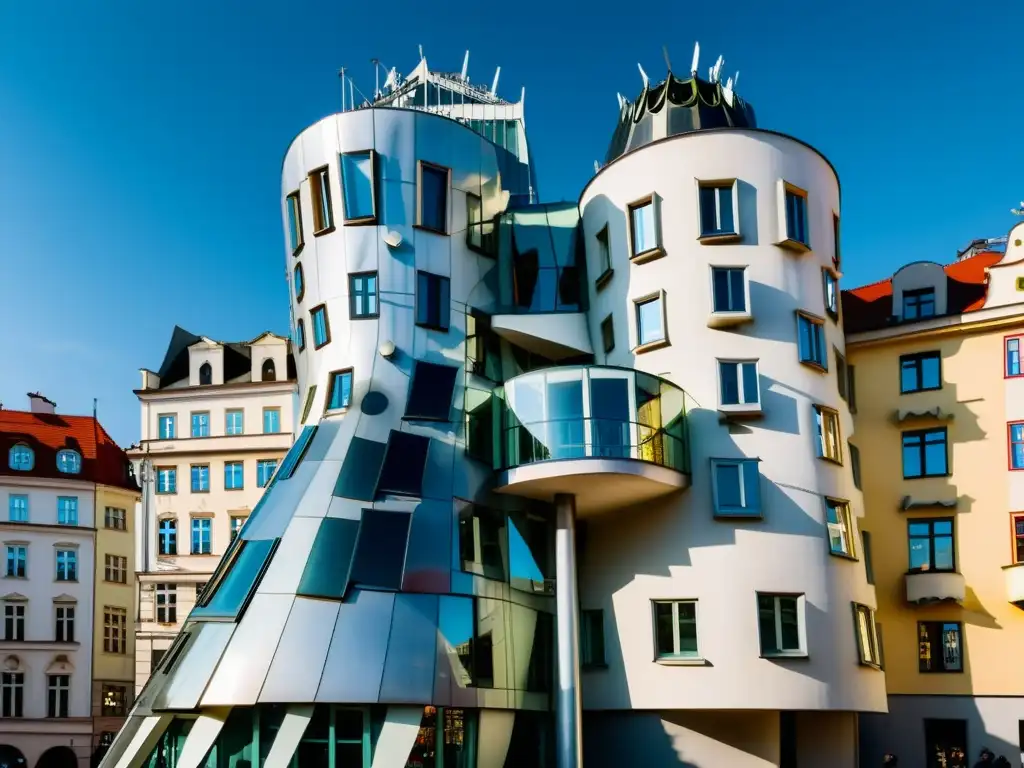 El icónico edificio postmoderno, la Casa Danzante en Praga, destaca su arquitectura única e integración en el paisaje urbano