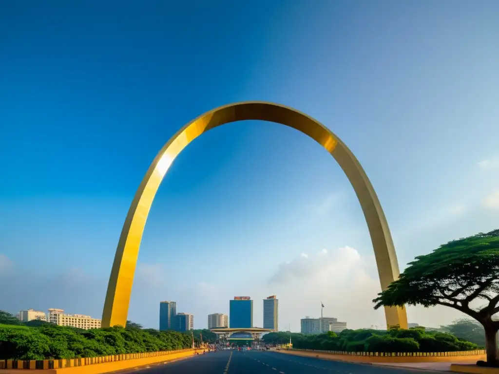 Vista del Arco de la Independencia en Accra, Ghana, durante la hora dorada, con cálidas sombras resaltando los detalles arquitectónicos